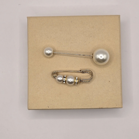 2 Faux Pearl and Gold Tone Brooches/Pins - Picture 3 of 4